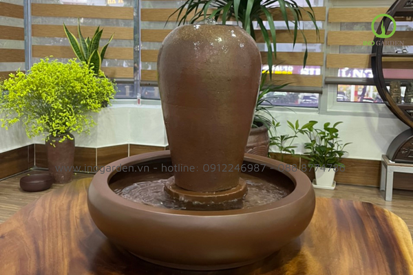 Đài phun nước mini để bàn trong không gian gốm mộc