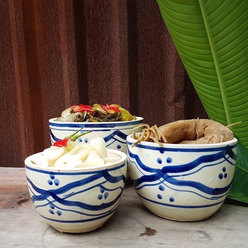 Chén kiểu xưa gắn liền trong đời sống